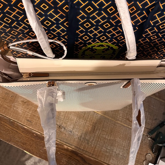 Brand new with tags Authentic Tory Burch Emerson Tote light cream - Picture 11 of 14